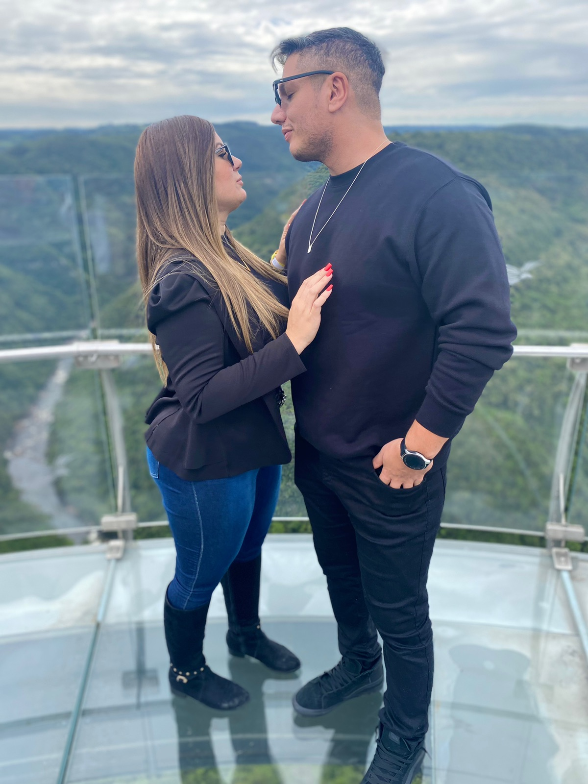 Casal em passeio panorâmico
